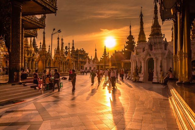 Вечернее солнце над пагодами Янгона