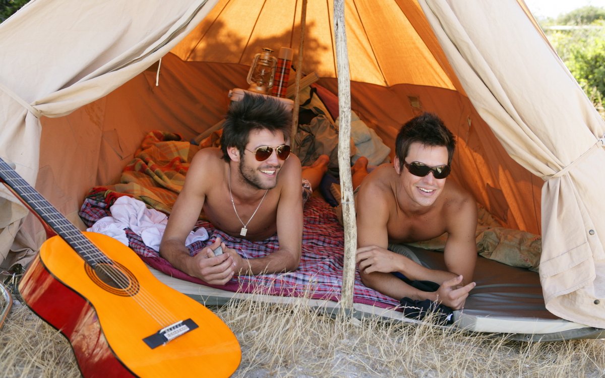 Парни в палатке