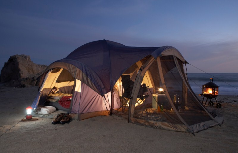 В палатке на берегу моря в абхазии