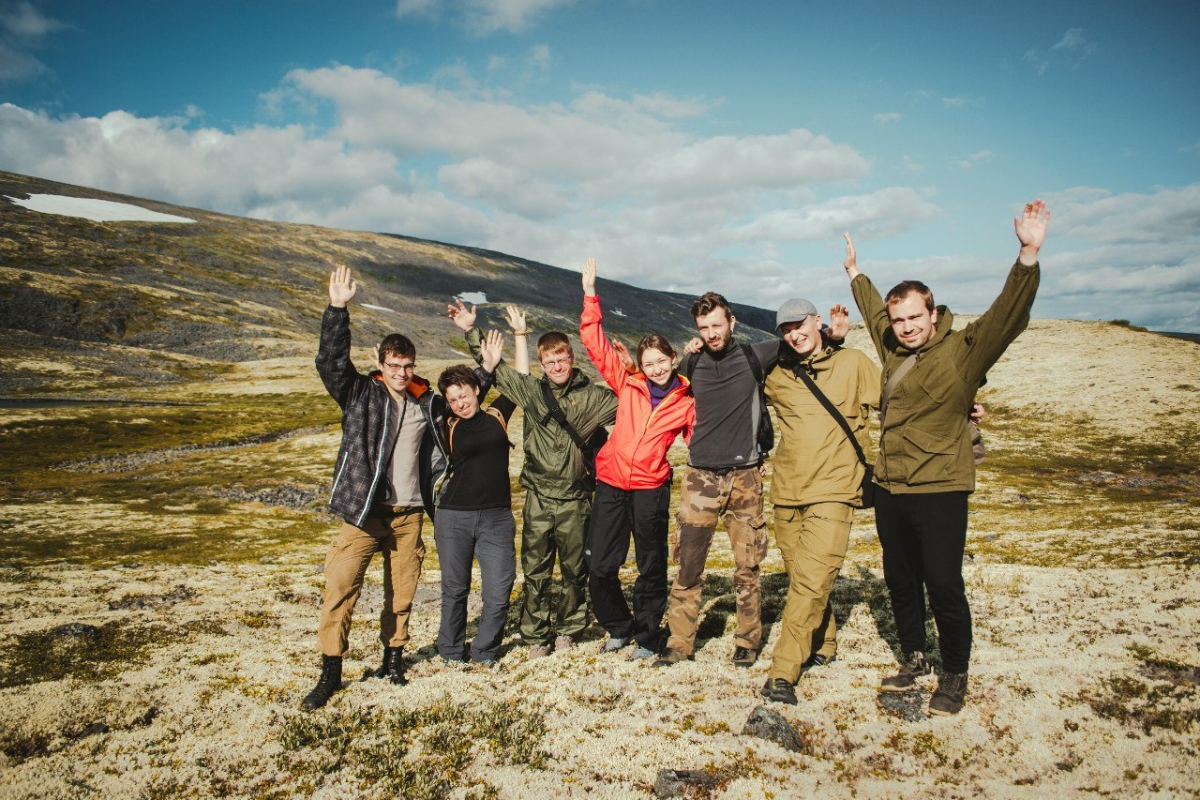 команда туристов в походе